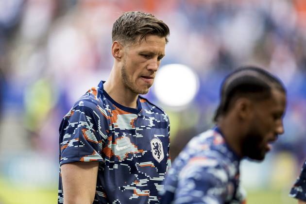 Poland v Netherlands, UEFA EURO, EM, Europameisterschaft,Fussball 2024, Hamburg, Germany Hamburg, Germany. 16th, June 2024. Wout Weghorst of the Netherlands is warming up before the UEFA Euro 2024 match in Group D between Poland and the Netherlands at Volksparkstadion in Hamburg. Hamburg Germany Copyright: xGonzalesxPhoto LassexLagonix