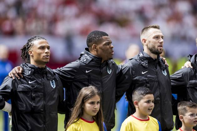Poland v Netherlands, UEFA EURO, EM, Europameisterschaft,Fussball 2024, Hamburg, Germany Hamburg, Germany. 16th, June 2024. (L-R) Xavi Simons, Denzel Dumfries and Stefan de Vrij of the Netherlands seen during the UEFA Euro 2024 match in Group D between Poland and the Netherlands at Volksparkstadion in Hamburg. Hamburg Germany Copyright: xGonzalesxPhoto LassexLagonix