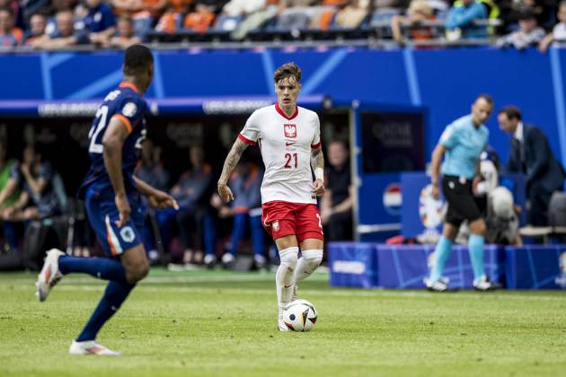 Poland v Netherlands, UEFA EURO, EM, Europameisterschaft,Fussball 2024, Hamburg, Germany Hamburg, Germany. 16th, June 2024. Nicola Zalewski (21) of Poland seen during the UEFA Euro 2024 match in Group D between Poland and the Netherlands at Volksparkstadion in Hamburg. Hamburg Germany Copyright: xGonzalesxPhoto LassexLagonix