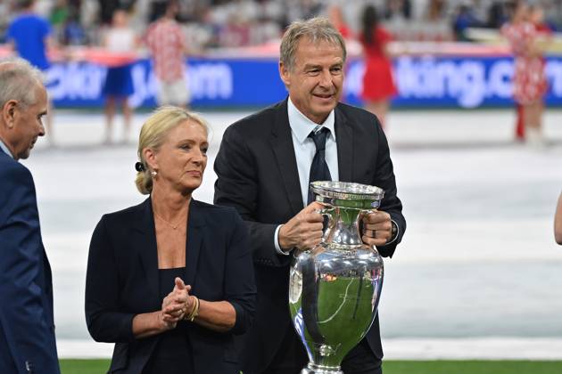 14 06 2024, xjrdrx, Football EM 2024, Germany Scotland emspor, v l Heidi Beckenbauer, the widow of Emperor Franz Beckenbauer carries the EM Cup Jürgen Juergen Klinsmann DFL DFB REGULATIONS PROHIBIT ANY USE OF PHOTOGRAPHS as IMAGE SEQUENCES and or QUASI VIDEO Munich