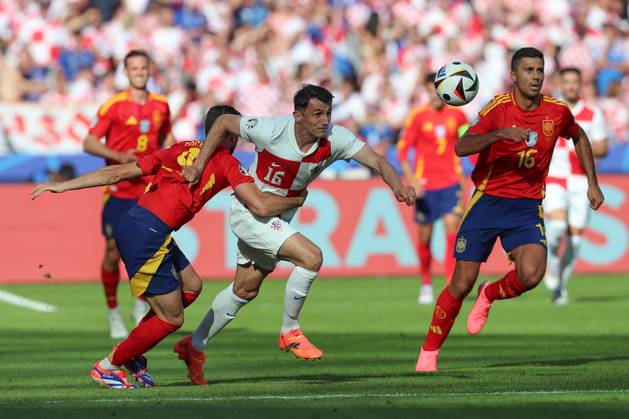 15 06 2024, xtgx, European Football Championship 2024, Spain Croatia emspor, v l Nacho Fernandez Spain, 4 , Ante Budimir Krotaien, 16 duel, fight, tackle DFL DFB REGULATIONS PROHIBIT ANY USE OF PHOTOGRAPHS as IMAGE SEQUENCES and or QUASI VIDEO Berlin