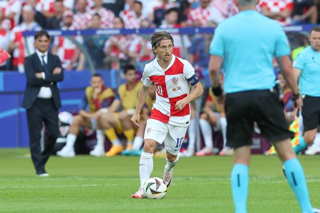 15 06 2024, xtgx, Football EM 2024, Spain Croatia emspor, v l Luka Modric Krotaien, 10 am Ball, plays the ball DFL DFB REGULATIONS PROHIBIT ANY USE OF PHOTOGRAPHS as IMAGE SEQUENCES and or QUASI VIDEO Berlin