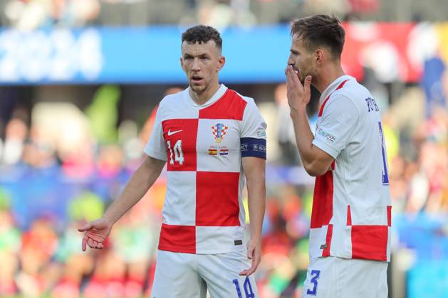 15 06 2024, xtgx, Football EM 2024, Spain Croatia emspor, v l Ivan Perisic Krotaien, 14 , Marin Pongracic Krotaien, 3 gives instructions, gesticulates with arms, gesticulate, gives instructions DFL DFB REGULATIONS PROHIBIT ANY USE OF PHOTOGRAPHS as IMAGE SEQUENCES and or QUASI VIDEO Berlin