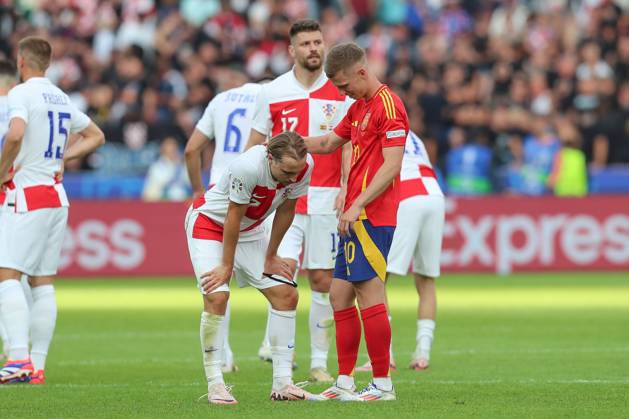 15 06 2024, xtgx, Football EM 2024, Spain Croatia emspor, v l Lovro Majer Krotaien, 7 enttaeuscht, enttäuscht, schaut enttaeuscht, niedergeschlagen, disappointed, Dani Olmo Spain, 10 troestet DFL DFB REGULATIONS PROHIBIT ANY USE OF PHOTOGRAPHS as IMAGE SEQUENCES and or QUASI VIDEO Berlin