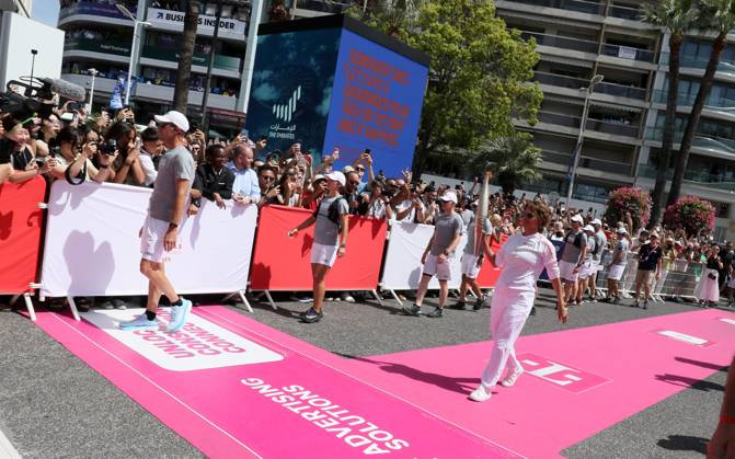 flamme olympique sur le tapis rouge de Cannes PHOTOPQR NICE MATIN Patrice Lapoirie ; Cannes ; 18 06 2024 ; L actrice américaine Halle Berry porte la flamme à Cannes Elle a porté la flamme olympique sur les marches du Palais des Festivals, en compagnie de Thierry Frémaux, délégué général du Festival de Cannes. The Olympic flame continues its tour of France. Here on the French Riviera, on june 18th 2024 - on the red carpet of the Cannes film festival Cannes France  Copyright: xPHOTOPQR NICExMATIN MAXPPPxPatricexLapoiriex 20240618NIM8035 20240618NIM8035