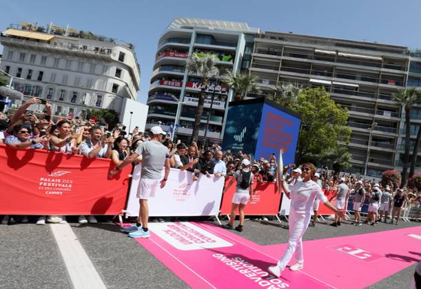 flamme olympique sur le tapis rouge de Cannes PHOTOPQR NICE MATIN Patrice Lapoirie ; Cannes ; 18 06 2024 ; L actrice américaine Halle Berry porte la flamme à Cannes Elle a porté la flamme olympique sur les marches du Palais des Festivals, en compagnie de Thierry Frémaux, délégué général du Festival de Cannes. The Olympic flame continues its tour of France. Here on the French Riviera, on june 18th 2024 - on the red carpet of the Cannes film festival Cannes France  Copyright: xPHOTOPQR NICExMATIN MAXPPPxPatricexLapoiriex 20240618NIM8036 20240618NIM8036