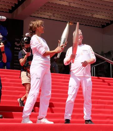 flamme olympique sur le tapis rouge de Cannes PHOTOPQR NICE MATIN Patrice Lapoirie ; Cannes ; 18 06 2024 ; L actrice américaine Halle Berry porte la flamme à Cannes Elle a porté la flamme olympique sur les marches du Palais des Festivals, en compagnie de Thierry Frémaux, délégué général du Festival de Cannes. The Olympic flame continues its tour of France. Here on the French Riviera, on june 18th 2024 - on the red carpet of the Cannes film festival Cannes France  Copyright: xPHOTOPQR NICExMATIN MAXPPPxPatricexLapoiriex 20240618NIM8037 20240618NIM8037