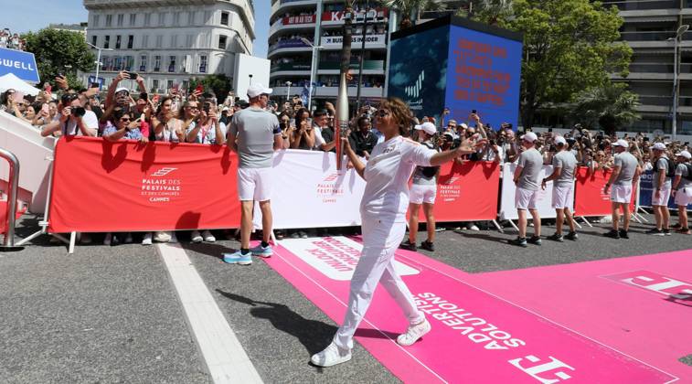 flamme olympique sur le tapis rouge de Cannes PHOTOPQR NICE MATIN Patrice Lapoirie ; Cannes ; 18 06 2024 ; L actrice américaine Halle Berry porte la flamme à Cannes Elle a porté la flamme olympique sur les marches du Palais des Festivals, en compagnie de Thierry Frémaux, délégué général du Festival de Cannes. The Olympic flame continues its tour of France. Here on the French Riviera, on june 18th 2024 - on the red carpet of the Cannes film festival Cannes France  Copyright: xPHOTOPQR NICExMATIN MAXPPPxPatricexLapoiriex 20240618NIM8039 20240618NIM8039