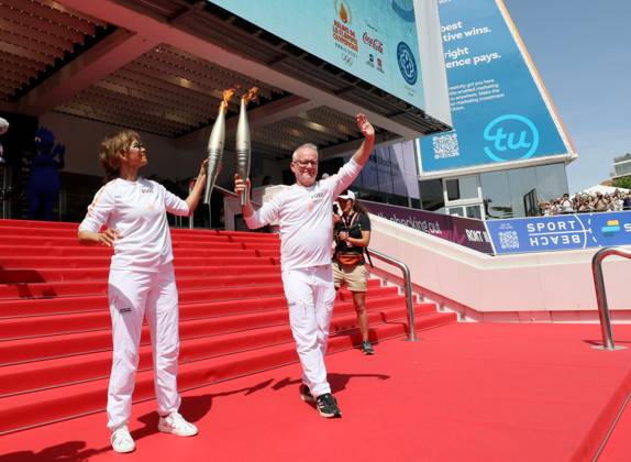 flamme olympique sur le tapis rouge de Cannes PHOTOPQR NICE MATIN Patrice Lapoirie ; Cannes ; 18 06 2024 ; L actrice américaine Halle Berry porte la flamme à Cannes Elle a porté la flamme olympique sur les marches du Palais des Festivals, en compagnie de Thierry Frémaux, délégué général du Festival de Cannes. The Olympic flame continues its tour of France. Here on the French Riviera, on june 18th 2024 - on the red carpet of the Cannes film festival Cannes France  Copyright: xPHOTOPQR NICExMATIN MAXPPPxPatricexLapoiriex 20240618NIM8040 20240618NIM8040