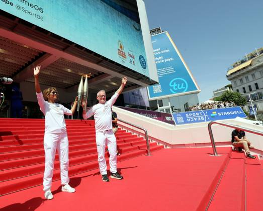 flamme olympique sur le tapis rouge de Cannes PHOTOPQR NICE MATIN Patrice Lapoirie ; Cannes ; 18 06 2024 ; L actrice américaine Halle Berry porte la flamme à Cannes Elle a porté la flamme olympique sur les marches du Palais des Festivals, en compagnie de Thierry Frémaux, délégué général du Festival de Cannes. The Olympic flame continues its tour of France. Here on the French Riviera, on june 18th 2024 - on the red carpet of the Cannes film festival Cannes France  Copyright: xPHOTOPQR NICExMATIN MAXPPPxPatricexLapoiriex 20240618NIM8042 20240618NIM8042