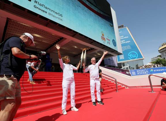flamme olympique sur le tapis rouge de Cannes PHOTOPQR NICE MATIN Patrice Lapoirie ; Cannes ; 18 06 2024 ; L actrice américaine Halle Berry porte la flamme à Cannes Elle a porté la flamme olympique sur les marches du Palais des Festivals, en compagnie de Thierry Frémaux, délégué général du Festival de Cannes. The Olympic flame continues its tour of France. Here on the French Riviera, on june 18th 2024 - on the red carpet of the Cannes film festival Cannes France  Copyright: xPHOTOPQR NICExMATIN MAXPPPxPatricexLapoiriex 20240618NIM8043 20240618NIM8043