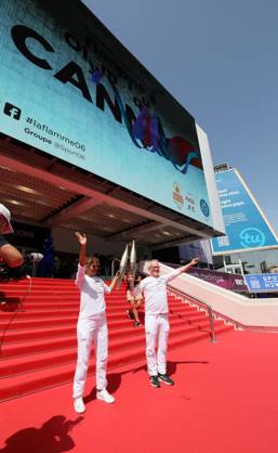 flamme olympique sur le tapis rouge de Cannes PHOTOPQR NICE MATIN Patrice Lapoirie ; Cannes ; 18 06 2024 ; L actrice américaine Halle Berry porte la flamme à Cannes Elle a porté la flamme olympique sur les marches du Palais des Festivals, en compagnie de Thierry Frémaux, délégué général du Festival de Cannes. The Olympic flame continues its tour of France. Here on the French Riviera, on june 18th 2024 - on the red carpet of the Cannes film festival Cannes France  Copyright: xPHOTOPQR NICExMATIN MAXPPPxPatricexLapoiriex 20240618NIM8044 20240618NIM8044