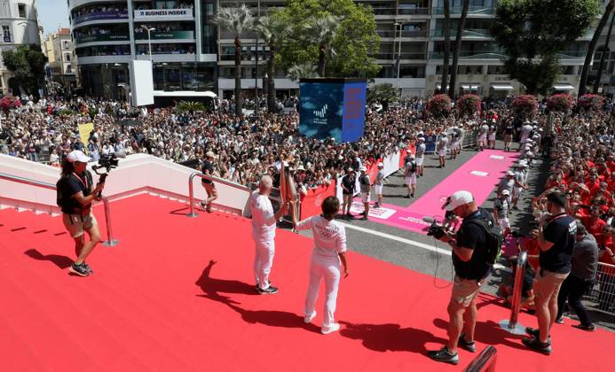 flamme olympique sur le tapis rouge de Cannes PHOTOPQR NICE MATIN Patrice Lapoirie ; Cannes ; 18 06 2024 ; L actrice américaine Halle Berry porte la flamme à Cannes Elle a porté la flamme olympique sur les marches du Palais des Festivals, en compagnie de Thierry Frémaux, délégué général du Festival de Cannes. The Olympic flame continues its tour of France. Here on the French Riviera, on june 18th 2024 - on the red carpet of the Cannes film festival Cannes France  Copyright: xPHOTOPQR NICExMATIN MAXPPPxPatricexLapoiriex 20240618NIM8045 20240618NIM8045