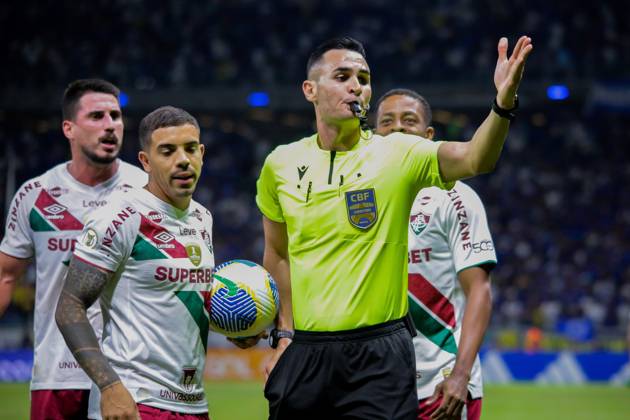 Cruzeiro x Fluminense BELO HORIZONTE, MG - 19.06.2024: CRUZEIRO X FLUMINENSE - (77333) Cruzeiro x Fluminense: Fluminense players complain to the referee of the match between Cruzeiro x Fluminense, valid for the tenth round of the 2024 Brazilian Championship, on the evening of this fourth day (19), held at Mineirão, Belo Horizonte, Brazil. (Photo: Allan Calisto Fotoarena) x2558536x  AllanxCalisto