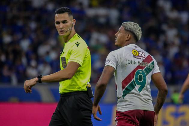 Cruzeiro x Fluminense BELO HORIZONTE, MG - 19.06.2024: CRUZEIRO X FLUMINENSE - (77333) Cruzeiro x Fluminense: John Kennedy complains to the referee in the match between Cruzeiro x Fluminense, valid for the tenth round of the 2024 Brazilian Championship, on the evening of this fourth day (19), held at Mineirão, Belo Horizonte, Brazil. (Photo: Allan Calisto Fotoarena) x2558553x  AllanxCalisto