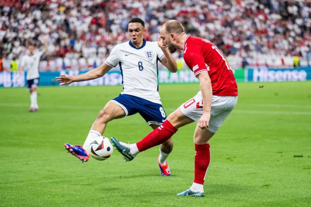 240620 Trent Alexander Arnold of England and Christian Eriksen of Denmark during the UEFA Euro 2024 Football Championship match between Denmark and England on June 20, 2024 in Frankfurt Photo Mathias Bergeld BILDBYRAN code MB MB0939 fotboll football soccer fotballs em europamästerskap em uefa euro uefa european football championship euro 2024 danmark denmark england bbeng Copyright: MATHIASxBERGELD BB240620MB067