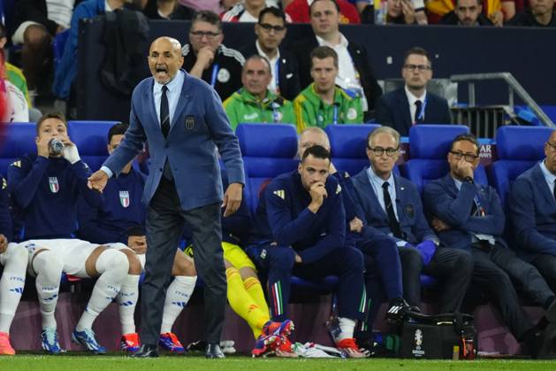 Spain v Italy: Group B - UEFA EURO, EM, Europameisterschaft,Fussball 2024 Luciano Spalletti head coach of Italy gives instructions during the UEFA EURO 2024 group stage match between Spain and Italy at Arena AufSchalke on June 20, 2024 in Gelsenkirchen, Germany. Gelsenkirchen Germany  Copyright: xJosexBretonx originalFilename:breton-spainvit240620_np5Ah