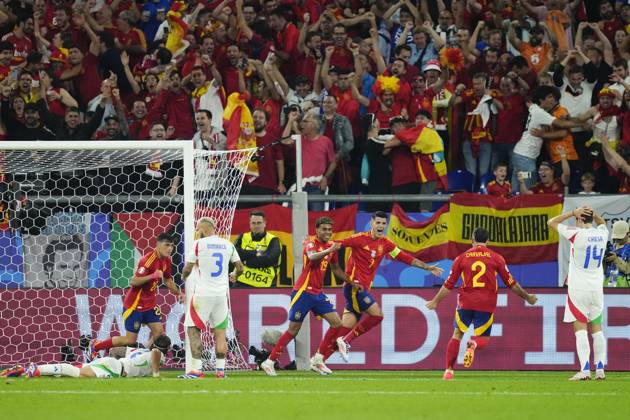 Spain v Italy: Group B - UEFA EURO, EM, Europameisterschaft,Fussball 2024 Spanish players celebrate after scoring his sides first goal during the UEFA EURO 2024 group stage match between Spain and Italy at Arena AufSchalke on June 20, 2024 in Gelsenkirchen, Germany. Gelsenkirchen Germany  Copyright: xJosexBretonx originalFilename:breton-spainvit240620_np2uT
