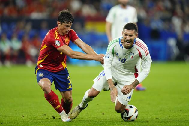 Spain v Italy: Group B - UEFA EURO, EM, Europameisterschaft,Fussball 2024 Robin Le Normand centre-back of Spain and Real Sociedad and Lorenzo Pellegrini attacking midfield of Italy and AS Roma compete for the ball during the UEFA EURO 2024 group stage match between Spain and Italy at Arena AufSchalke on June 20, 2024 in Gelsenkirchen, Germany. Gelsenkirchen Germany  Copyright: xJosexBretonx originalFilename:breton-spainvit240620_npMyG