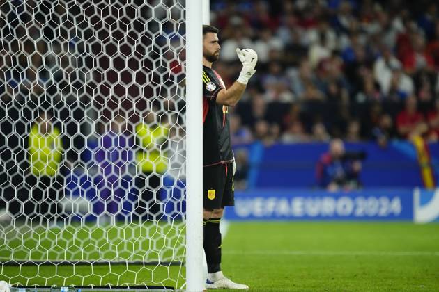 Spain v Italy: Group B - UEFA EURO, EM, Europameisterschaft,Fussball 2024 Unai Simon goalkeeper Athletic Club Bilbao gives instructions during the UEFA EURO 2024 group stage match between Spain and Italy at Arena AufSchalke on June 20, 2024 in Gelsenkirchen, Germany. Gelsenkirchen Germany  Copyright: xJosexBretonx originalFilename:breton-spainvit240620_npV1M