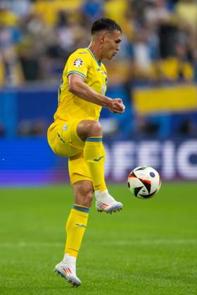 Slovakia v Ukraine: Group E - UEFA EURO, EM, Europameisterschaft,Fussball 2024 Oleksandr Tymchyk of Ukraine is controlling the ball during the UEFA EURO 2024 group stage match between Slovakia and Ukraine at Düsseldorf Arena on June 21, 2024 in Dusseldorf, Germany. Duesseldorf Germany Copyright: xHeshamxElsherifx originalFilename:elsherif-notitle240621_npONA