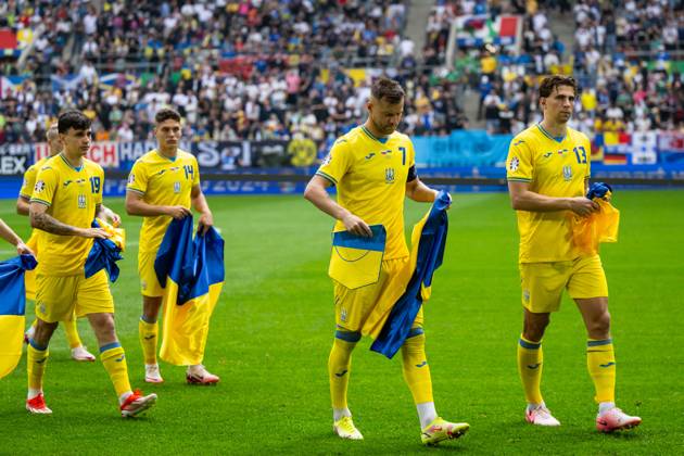 Slovakia v Ukraine: Group E - UEFA EURO, EM, Europameisterschaft,Fussball 2024 Mykola Shaparenko, Georgiy Sudakov, Andriy Yarmolenko, and Ilya Zabarnyi of Ukraine are standing prior to the match during the UEFA EURO 2024 group stage match between Slovakia and Ukraine at Düsseldorf Arena on June 21, 2024 in Dusseldorf, Germany. Duesseldorf Germany Copyright: xHeshamxElsherifx originalFilename:elsherif-notitle240621_npOO4