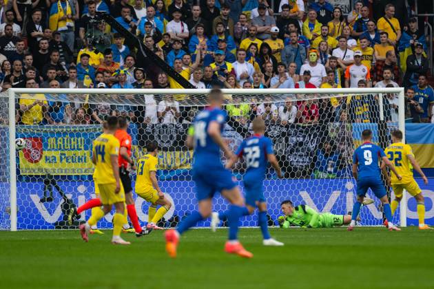 Slovakia v Ukraine: Group E - UEFA EURO, EM, Europameisterschaft,Fussball 2024 Anatoliy Trubin of Ukraine is not preventing Slovakia s first goal during the UEFA EURO 2024 group stage match between Slovakia and Ukraine at Düsseldorf Arena on June 21, 2024 in Dusseldorf, Germany. Duesseldorf Germany Copyright: xHeshamxElsherifx originalFilename:elsherif-notitle240621_npOzg