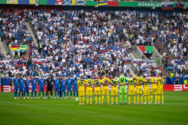 Slovakia v Ukraine: Group E - UEFA EURO, EM, Europameisterschaft,Fussball 2024 Players of Slovakia and Ukraine are taking part in a minute of silence during the UEFA EURO 2024 group stage match between Slovakia and Ukraine at Düsseldorf Arena on June 21, 2024 in Dusseldorf, Germany. Duesseldorf Germany Copyright: xHeshamxElsherifx originalFilename:elsherif-notitle240621_npxN8