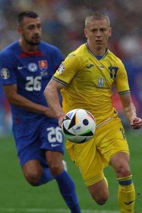 UEFA European Football Championship - UEFA EURO, EM, Europameisterschaft,Fussball 2024 - Slovakia vs Ukraine Dusseldorf, Germany 21.06.2024: Ivan Schranz of Slovakia, Oleksandr Zinchenko of Ukraine during the UEFA EURO 2024 group stage E football match between Slovakia vs Ukraine at Dusseldorf Arena in Dusseldorf Dusseldorf Germany  Copyright: xIPAxSport ABACAx
