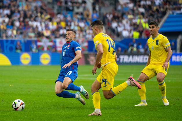 Slovakia v Ukraine: Group E - UEFA EURO, EM, Europameisterschaft,Fussball 2024 Laszlo Benes of Slovakia is playing against Georgiy Sudakov of Ukraine during the UEFA EURO 2024 group stage match between Slovakia and Ukraine at D¸sseldorf Arena on June 21, 2024 in Dusseldorf, Germany. Duesseldorf Germany Copyright: xHeshamxElsherifx originalFilename:elsherif-notitle240621_npJ2o