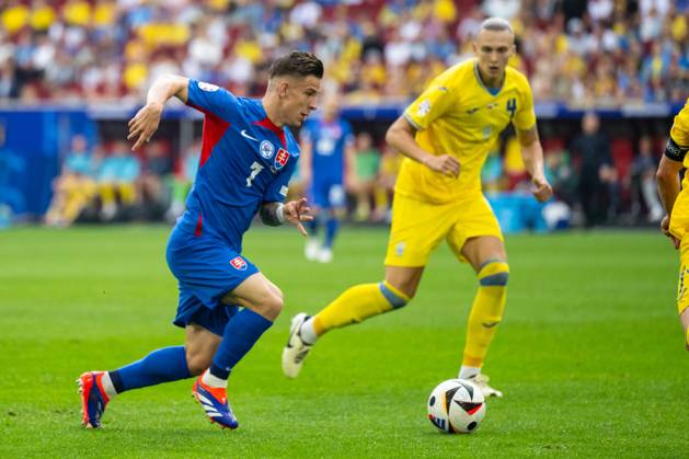 Slovakia v Ukraine: Group E - UEFA EURO, EM, Europameisterschaft,Fussball 2024 Tomas Suslov of Slovakia is controlling the ball during the UEFA EURO 2024 group stage match between Slovakia and Ukraine at D¸sseldorf Arena on June 21, 2024 in Dusseldorf, Germany. Duesseldorf Germany Copyright: xHeshamxElsherifx originalFilename:elsherif-notitle240621_npqji