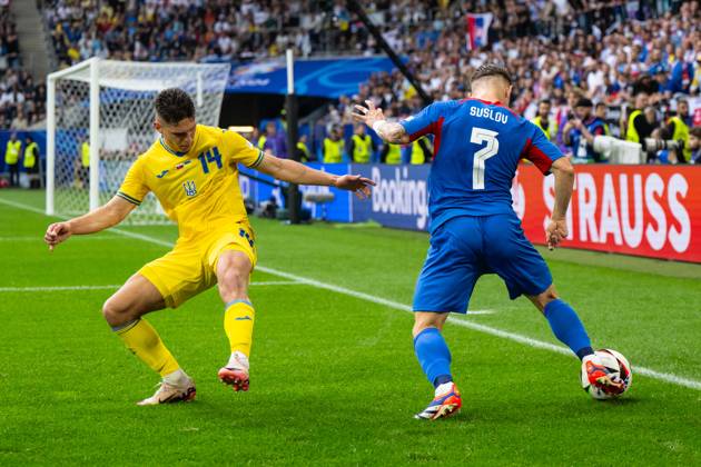 Slovakia v Ukraine: Group E - UEFA EURO, EM, Europameisterschaft,Fussball 2024 Georgiy Sudakov of Ukraine is confronting Tomas Suslov of Slovakia during the UEFA EURO 2024 group stage match between Slovakia and Ukraine at D¸sseldorf Arena on June 21, 2024 in Dusseldorf, Germany. Duesseldorf Germany Copyright: xHeshamxElsherifx originalFilename:elsherif-notitle240621_npB1R