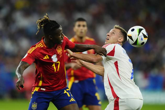 Spain v Italy: Group B - UEFA EURO, EM, Europameisterschaft,Fussball 2024 Nico Williams left winger of Spain and Athletic Club Bilbao and Davide Frattesi central midfield of Italy and Inter Milan compete for the ball during the UEFA EURO 2024 group stage match between Spain and Italy at Arena AufSchalke on June 20, 2024 in Gelsenkirchen, Germany. Gelsenkirchen Germany  Copyright: xJosexBretonx originalFilename:breton-spainvit240620_npOz7