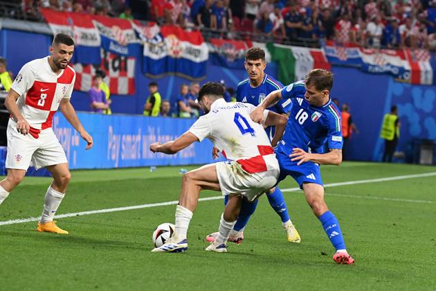 UEFA European Football Championship - UEFA EURO, EM, Europameisterschaft,Fussball 2024 - Croatia vs Italy NIcolo Barella (ItalyI against Jasko Gvardiol (Croatia) during UEFA Euro 2024 - Croatia vs Italy, UEFA European Football Championship in Leipzig, Germany, June 24 2024 Leipzig Germany  Copyright: xIPAxSport ABACAx