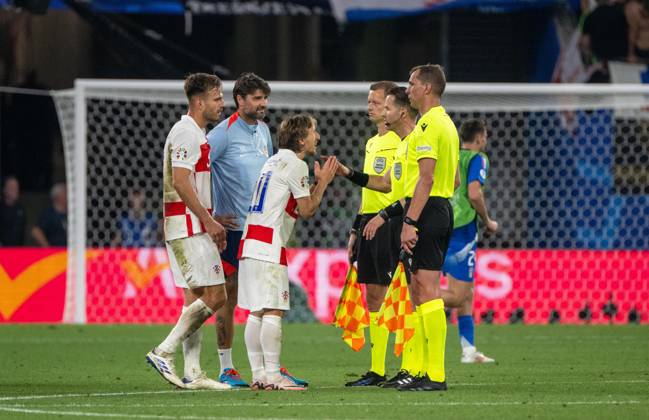 Football, Men, Season 2023 24, UEFA Euro 2024, Group B 3 Matchday in Leipzig, Croatia Italy, f l Josko Gvardiol Croatia , Co Coach Vedran Corluka Croatia and Luka Modric Croatia after the final whistle with referee Danny Makkelie NED , 24 06 2024, Copyright: xMatthiasxKochx