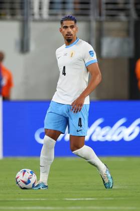 EAST RUTHERFORD, NJ - JUNE 27: Ronald Araujo 4 of Uruguay controls the ball during the first half of the CONMEBOL Copa America Group C game against Bolivia on June 27, 2024 at MetLife Stadium in East Rutherford, New Jersey. (Photo by Rich Graessle Icon Sportswire) SOCCER: JUN 27 CONMEBOL Copa America - Uruguay vs Bolivia EDITORIAL USE ONLY Icon240627803