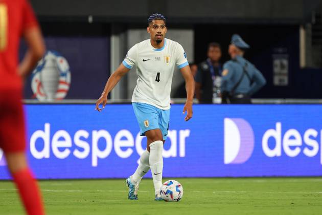 EAST RUTHERFORD, NJ - JUNE 27: Ronald Araujo 4 of Uruguay controls the ball during the first half of the CONMEBOL Copa America Group C game against Bolivia on June 27, 2024 at MetLife Stadium in East Rutherford, New Jersey. (Photo by Rich Graessle Icon Sportswire) SOCCER: JUN 27 CONMEBOL Copa America - Uruguay vs Bolivia EDITORIAL USE ONLY Icon240627835