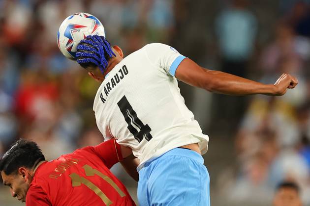 EAST RUTHERFORD, NJ - JUNE 27: Ronald Araujo 4 of Uruguay heads the ball during the second half of the CONMEBOL Copa America Group C game against Bolivia on June 27, 2024 at MetLife Stadium in East Rutherford, New Jersey. (Photo by Rich Graessle Icon Sportswire) SOCCER: JUN 27 CONMEBOL Copa America - Uruguay vs Bolivia EDITORIAL USE ONLY Icon240627873