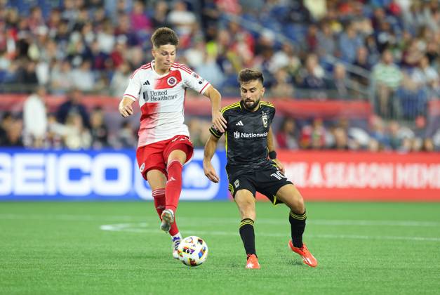 June 29, 2024; Foxborough, MA, USA; New England Revolution forward Esmir Bajraktarevic (47) and Columbus Crew forward Diego Rossi (10) in action during the MLS, Fussball Herren, USA match between Columbus Crew and New England Revolution. CSM Foxborough United States - ZUMAc04_ 20240629_zma_c04_209 Copyright: xAnthonyxNesmithx