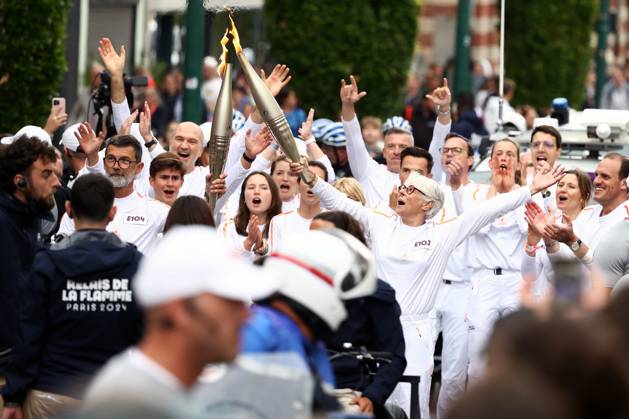 passage flamme olympique lens PHOTOPQR VOIX DU NORD Ludovic Maillard ; 03 07 2024 ; lens le 03 072024 passage de la flamme olympique lens. LA VOIX DU NORD PHOTO LUDOVIC MAILLARD The Olympic flame continues its tour of France. Here Lens, on July 02 2024 France  Copyright: xPHOTOPQR VOIXxDUxNORD MAXPPPxLudovicxMaillardx 20240703VDN0617 20240703VDN0617