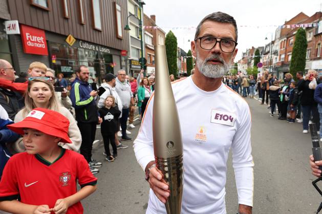 passage flamme olympique lens PHOTOPQR VOIX DU NORD Ludovic Maillard ; 03 07 2024 ; lens le 03 072024 passage de la flamme olympique lens eric sikora ancien joueur rclens. LA VOIX DU NORD PHOTO LUDOVIC MAILLARD The Olympic flame continues its tour of France. Here Lens, on July 02 2024 France  Copyright: xPHOTOPQR VOIXxDUxNORD MAXPPPxLudovicxMaillardx 20240703VDN0631 20240703VDN0631