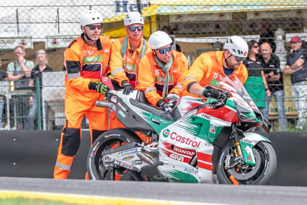 Hohenstein, Germany 05 07 July 2024 MotoGP Sachsenring Germany 2024 In the picture marshals recover the motorcycle of Johann Zarco FRA Copyright: xFotostandx xNachtigallx