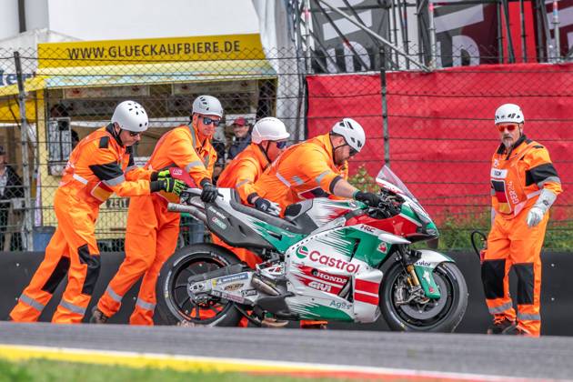 Hohenstein, Germany 05 07 July 2024 MotoGP Sachsenring Germany 2024 In the picture marshals recover the motorcycle of Johann Zarco FRA Copyright: xFotostandx xNachtigallx