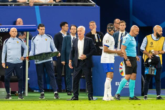 Portugal v France, UEFA EURO, EM, Europameisterschaft,Fussball 2024, Hamburg, Germany Hamburg, Germany. 05th, July 2024. Head coach Didier Deschamps of France seen with Kylian Mbappe (10) of France during the UEFA Euro 2024 quarter final match between Portugal and France at Volksparkstadion in Hamburg. Hamburg Germany Copyright: xGonzalesxPhoto FrederikkexJensenx