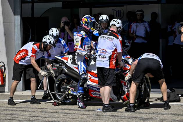 88 OLIVEIRA Miguel (prt), Trackhouse Racing, Aprilia RS-GP 2024, action, pit stop during the 2024 MotoGP Liquid Molly Motorrad Grand Prix Deutschland, German GP, on the Sachsenring circuit, from July 5 to 7th, in Hohenstein-Ernstthan Germany - MOTO - MOTO GP - GERMANY GRAND PRIX 2024 DPPI Panoramic _TIN5618