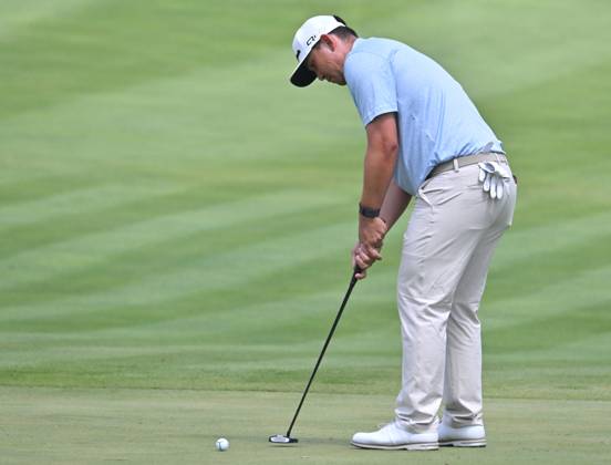 SILVIS, IL - JULY 06: Golfer Rico Hoey putts on the 1 green during the third round of the John Deere Golf PGA, Golf Herren Classic on July 06, 2024, at TPC Deere Run in Silvis IL. (Photo by Keith Gillett Icon Sportswire) GOLF: JUL 06 PGA John Deere Classic EDITORIAL USE ONLY Icon24070676