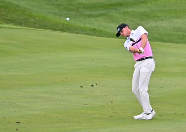 SILVIS, IL - JULY 06: Amateur golfer Luke Clanton hits onto the 1 green during the third round of the John Deere Golf PGA, Golf Herren Classic on July 06, 2024, at TPC Deere Run in Silvis IL. (Photo by Keith Gillett Icon Sportswire) GOLF: JUL 06 PGA John Deere Classic EDITORIAL USE ONLY Icon24070689