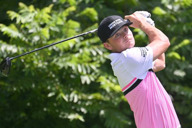 SILVIS, IL - JULY 06: Amateur golfer Luke Clanton tees off on the 2 hole during the third round of the John Deere Golf PGA, Golf Herren Classic on July 06, 2024, at TPC Deere Run in Silvis IL. (Photo by Keith Gillett Icon Sportswire) GOLF: JUL 06 PGA John Deere Classic EDITORIAL USE ONLY Icon24070693