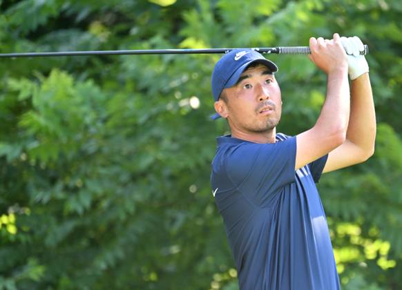 SILVIS, IL - JULY 06: Golfer Doug Ghim watches his ball after teeing off on the 2 hole during the third round of the John Deere Golf PGA, Golf Herren Classic on July 06, 2024, at TPC Deere Run in Silvis IL. (Photo by Keith Gillett Icon Sportswire) GOLF: JUL 06 PGA John Deere Classic EDITORIAL USE ONLY Icon24070607