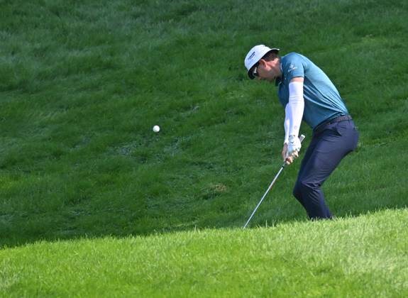 SILVIS, IL - JULY 06: Golfer Dylan Frittelli from the rough onto the 1 green during the third round of the John Deere Golf PGA, Golf Herren Classic on July 06, 2024, at TPC Deere Run in Silvis IL. (Photo by Keith Gillett Icon Sportswire) GOLF: JUL 06 PGA John Deere Classic EDITORIAL USE ONLY Icon24070614